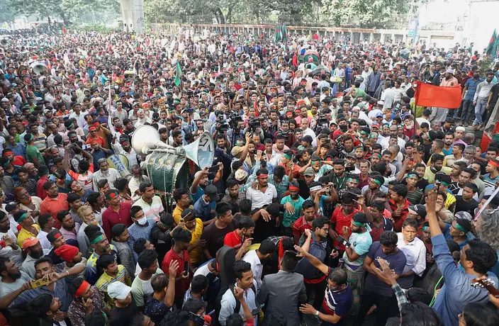 জাতীয় প্রেসক্লাবের সামনের সড়কে ব্যাটারিচালিত রিকশাচালকদের গণ–অবস্থান