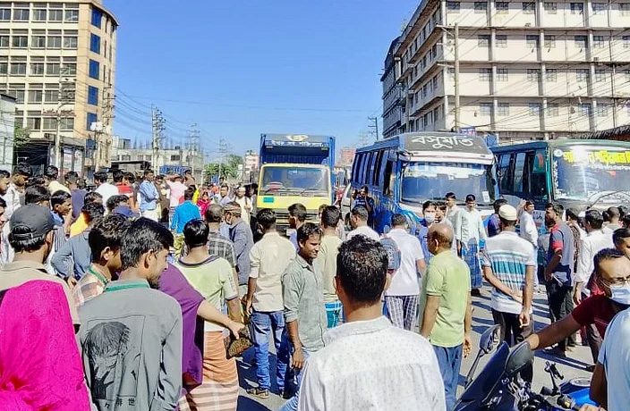 গাজীপুরে ঢাকা-ময়মনসিংহ মহাসড়ক অবরোধ করে পোশাক শ্রমিকদের বিক্ষোভ